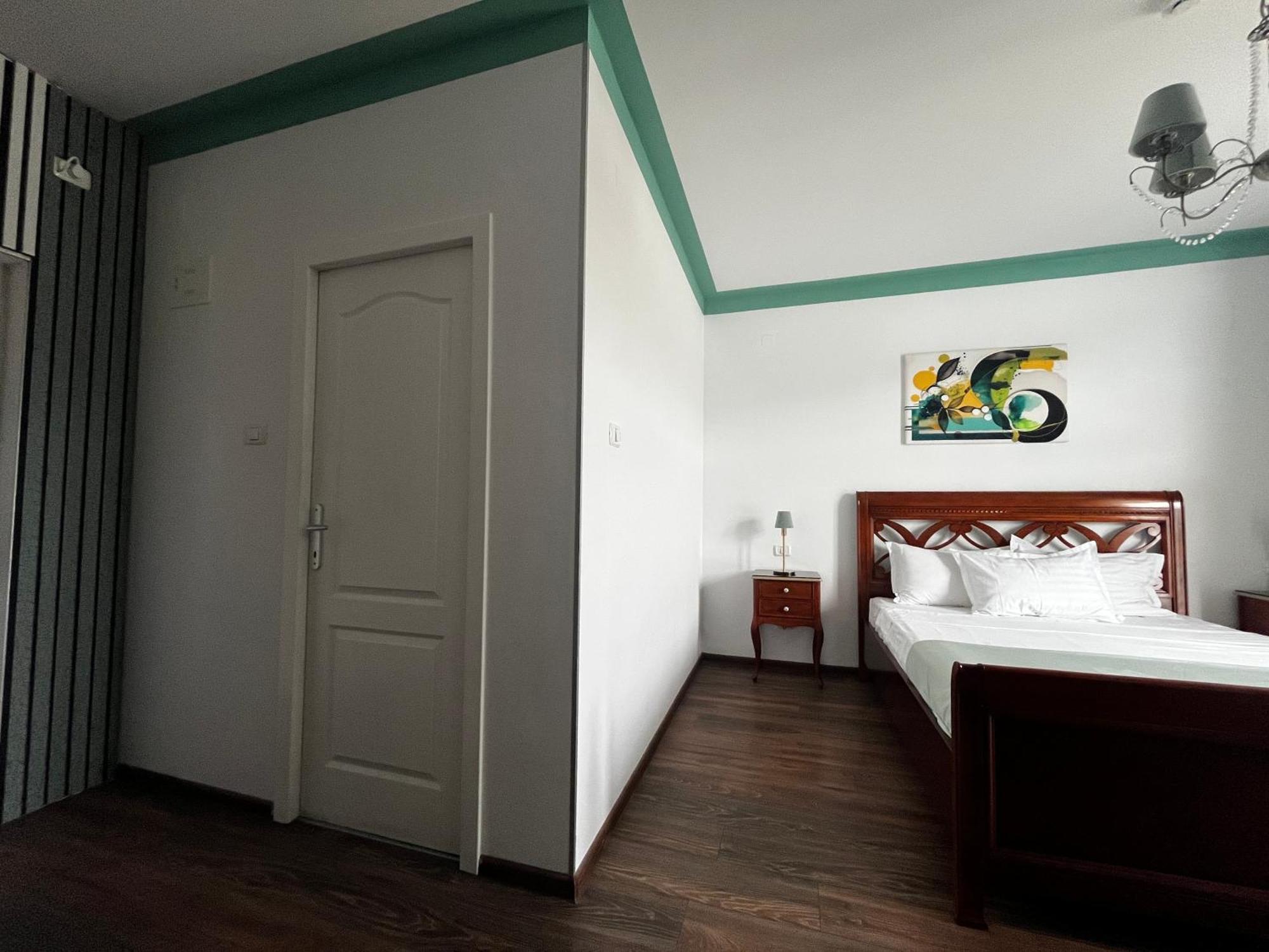 Riviera 990 - Resort & Restaurant Ieşelniţa Екстериор снимка
