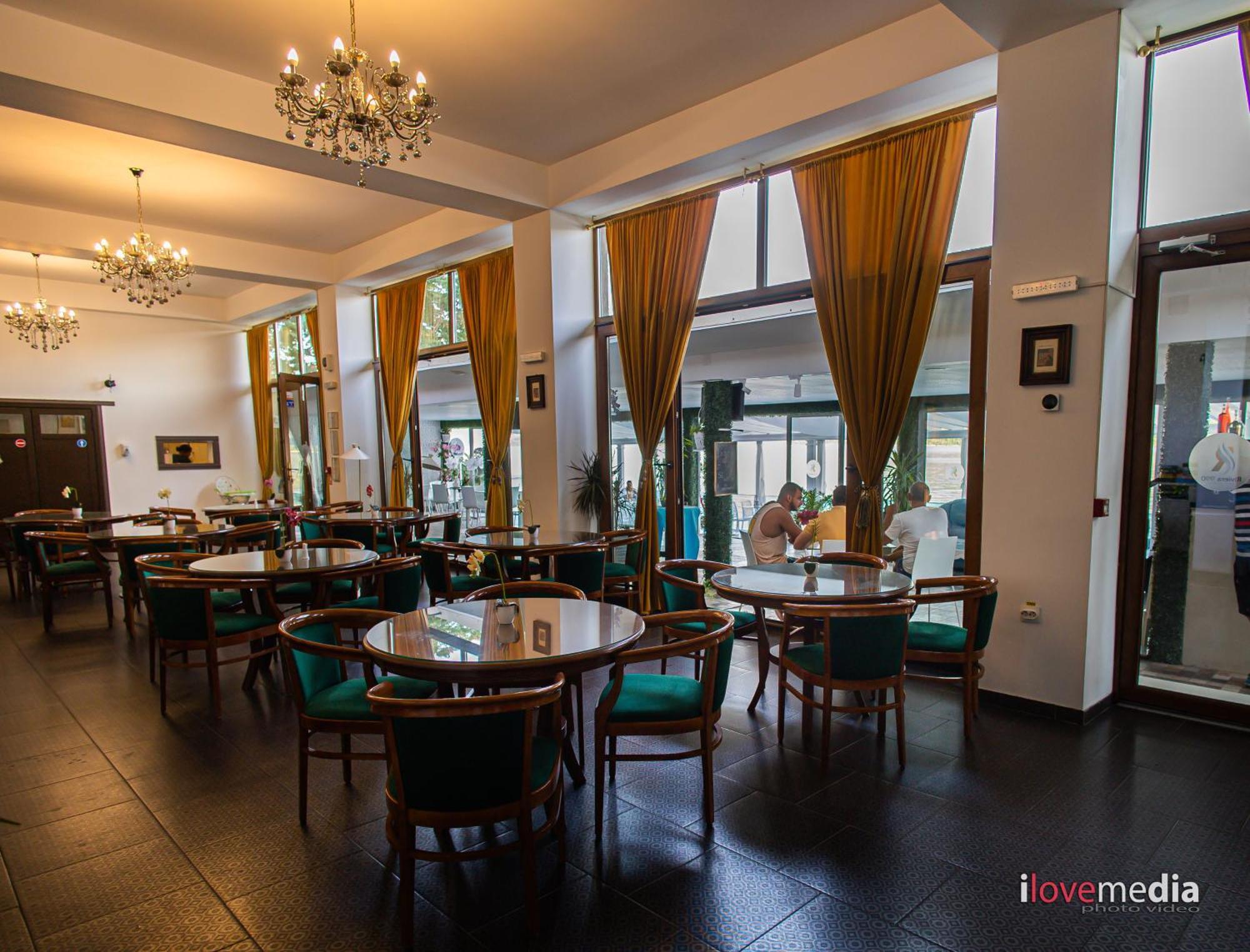 Riviera 990 - Resort & Restaurant Ieşelniţa Екстериор снимка