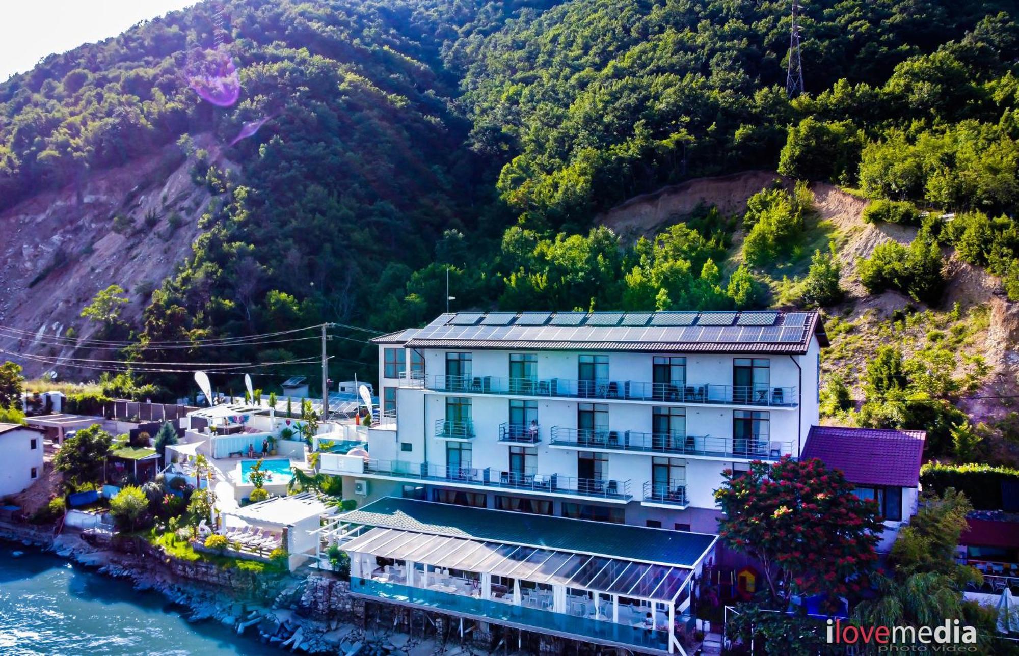 Riviera 990 - Resort & Restaurant Ieşelniţa Екстериор снимка